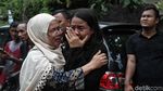 Aksi Pemadam Kebakaran Jinakkan Api di Gunung Sahari