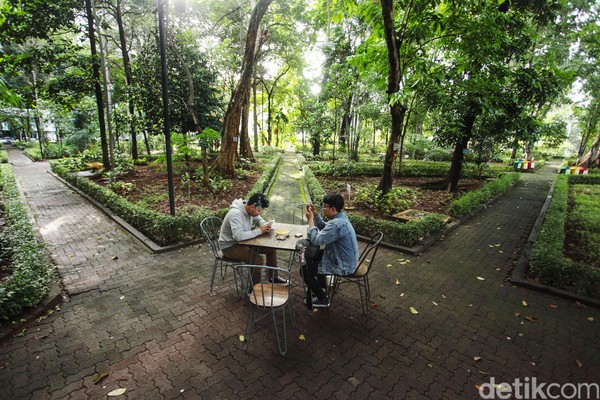 Bagi orang-orang yang sedang penat atau butuh mencari angin segar, kafe itu bisa menjadi alternatif destinasi untuk dikunjungi. Bagi orang-orang yang sedang penat atau butuh mencari angin segar, kafe itu bisa menjadi alternatif destinasi untuk dikunjungi.