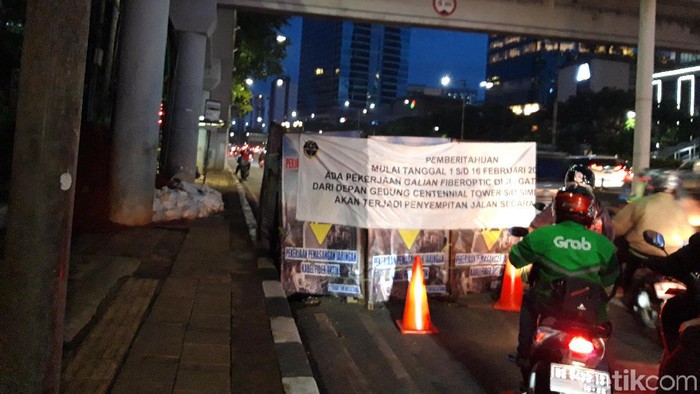 Galian fiber optik di Jalan Gatot Subroto (Rahel Narda Chaterine/detikcom)
