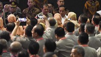 Jokowi tampak didampingi Kepala BNPB Letjen TNI Doni Monardo saat menyapa peserta Rakornas di Sentul International Convention Center, Bogor, Jawa Barat.