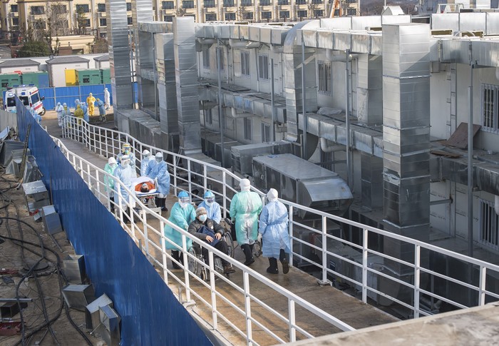 Rumah sakit khusus untuk pasien virus corona telah selesai dibangun di Wuhan, China. Petugas medis pun mulai memindahkan para pasien ke rumah sakit khusus itu