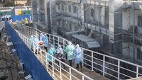 Petugas medis membawa sejumlah pasien ke rumah sakit khusus virus corona yang berada di Wuhan, Provinsi Hubei, China.