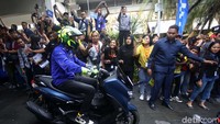 Meski sekadar seremonial, pebalap berjuluk VR46 itu tetap mengutamakan keselamatan berkendara. Rossi menggunakan perangkat safety berupa jaket Yamaha berwarna biru, celana jeans hitam, helm fullface, gloves, dan tentunya sepatu.