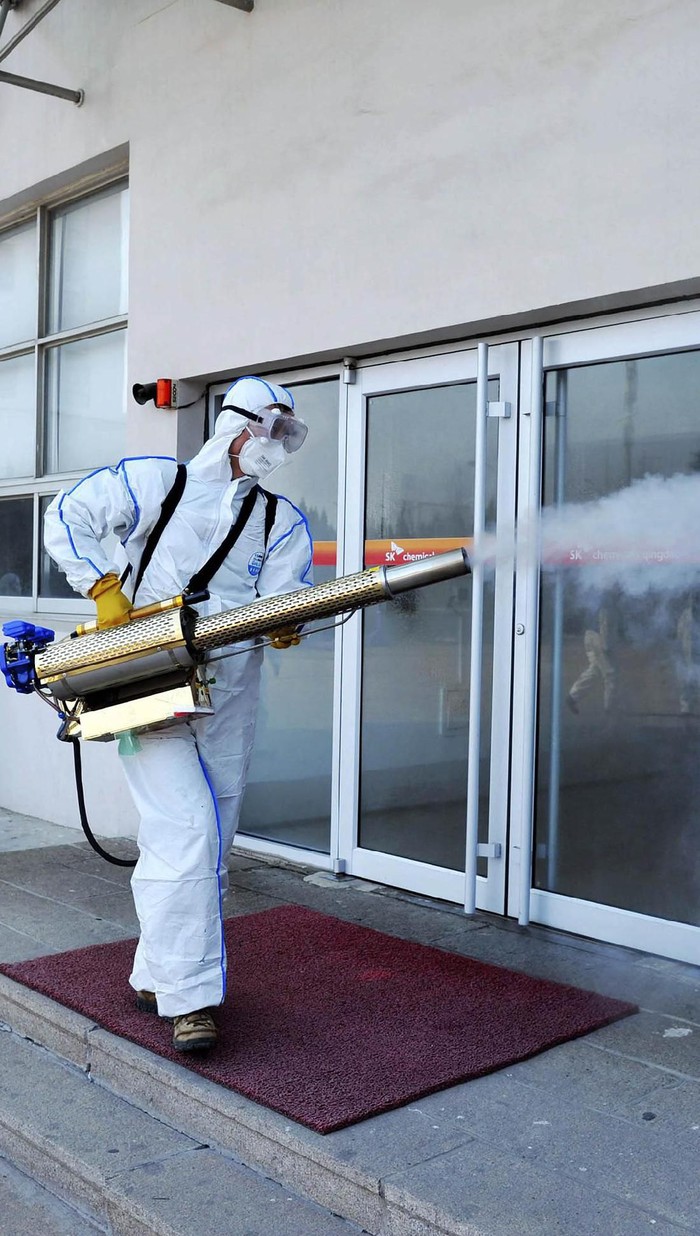 Mewabahnya virus corona membuat pusat perbelanjaan di Beijing, China, sepi pengunjung. Begini potretnya.