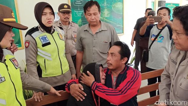 Keluarga korban menangis
