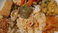 Lodeh berisi tahu, tempe dan ditambah lauk perkedel jagung plus serundeng. Sedapnya bikin pengin nambah. Foto : Instagram @maktiendailyfood