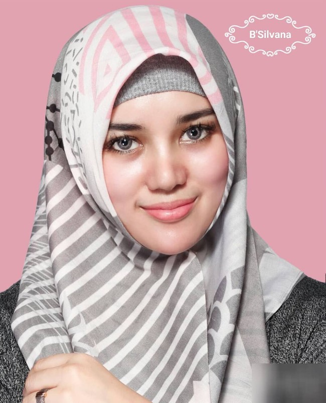 Selain meminta maaf, Bebi juga curhat kalau dirinya dicaci habis oleh warganet karena dituding menyebar ketakutan dan salah menginterpretasikan buku tersebut. VIRUS KORONA. Bismillahirrahmanirrahim, (Gara-gara Memandang dan Menyebarkan dengan tanpa Ilmu). Assalammualaikum Wrwb Sahabat semua-nya.. Kemarin, saat memposting Gambar di atas dan Tak menyangka akan menjadi Viral dengan Keributan dan mengundang Cacian seperti Goblok, Tolol, Bodoh, Bahkan adapula Yg MenyebutKu Pelakor (tapi untuk Urusan Pelakor Sy ga mau menjelaskan karena tidak ada Korelasinya biarkan Hanya ALLAH saja yg tau Kebenaran yg Sesungguhnya) Tapi tak apa, Sebutan semua itu Jauh Lebih Baik untuk Sy daripd Sy Jatuh dalam kesalahan dan Jauh dari Ridho ALLAH, tulis Bebi, Senin (3/2/2020) di Instagramnya @bebi.silvana. Foto: instagram @bebi.silvana