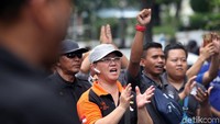 Mereka mengeluhkan tarif yang didapat tidak cukup untuk memenuhi kebutuhan.
