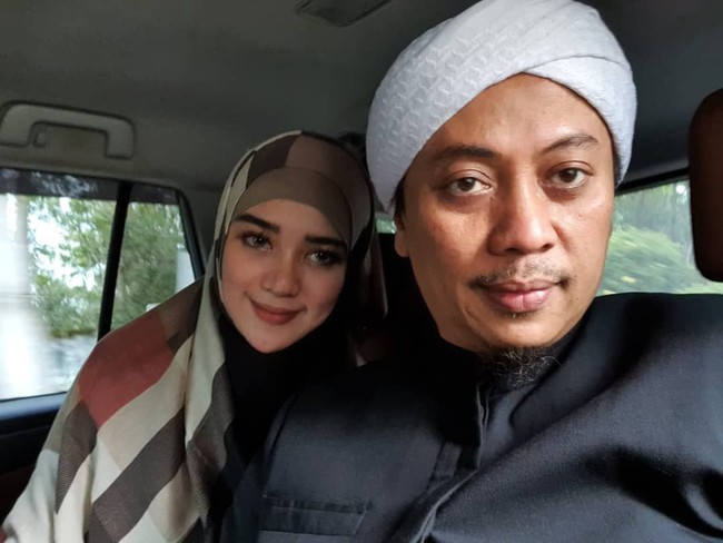 Bebi Silvana menikah dengan Opick pada Desember 2018. Bebi Silvana dan Opick berbeda usia 13 tahun. Pernikahan keduanya hanya berjarak beberapa bulan setelah perceraian Opick dengan istri pertamanya, Dian Rositaningrum dan meninggalnya istri keduanya, Wulan.  Foto: instagram @bebi.silvana