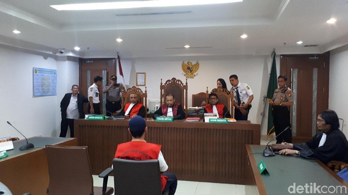Sidang tuntutan terdakwa Hermawan Susanto yang mengancam akan memenggal kepala Presiden Joko Widodo (Jokowi) ditunda hari ini.