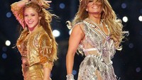 Shakira sempat berbagi panggung dengan diva dunia, Jennifer Lopez. Ia mengucapkan terima kasih pada J.Lo yang sudah menunjukkan semangat penyanyi Latin bersama dirinya. Foto: Instagram shakira