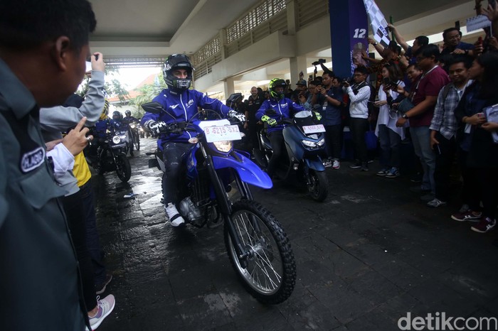 Dua pebalap Yamaha, Valentino Rossi dan Maverick Vinales berkesempatan menjajal line up terbaru motor Yamaha Indonesia. Rossi menjajal All New Nmax.