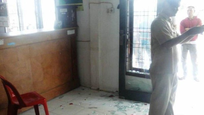 Kaca dan kursi di Kantor Camat Woyla Barat, Kabupaten Aceh Barat, dirusak sejumlah pelaku yang menolak prosesi pergantian jabatan kepala desa di kantor camat setempat, Senin (3/2/2020). ANTARA/HO