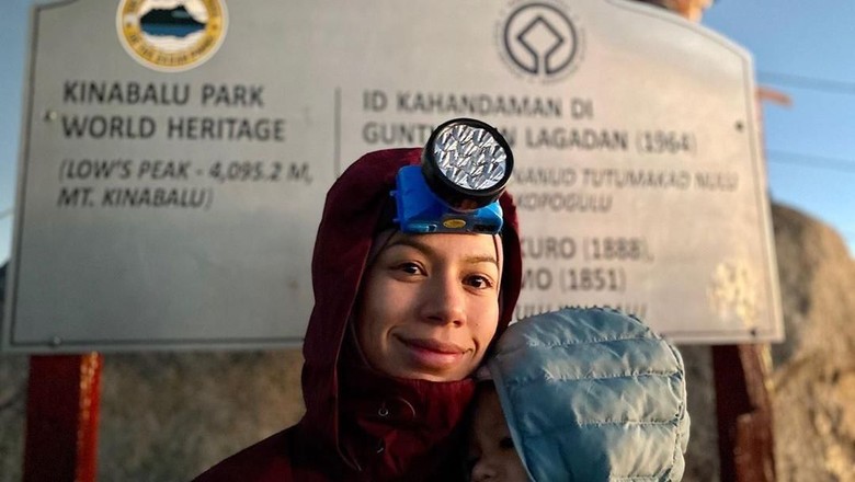 Siti Aminah mendaki Kinabalu bersama putrinya Siti Aminah mendaki Kinabalu bersama putrinya