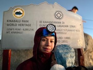 Keren! Ibu Berhijab Daki Gunung Kinabalu Sambil Gendong Batita