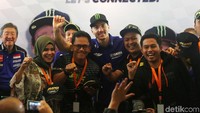 Rossi Maverick Vinales tiba bersama di lokasi sekitar pukul 12.20 WIB.