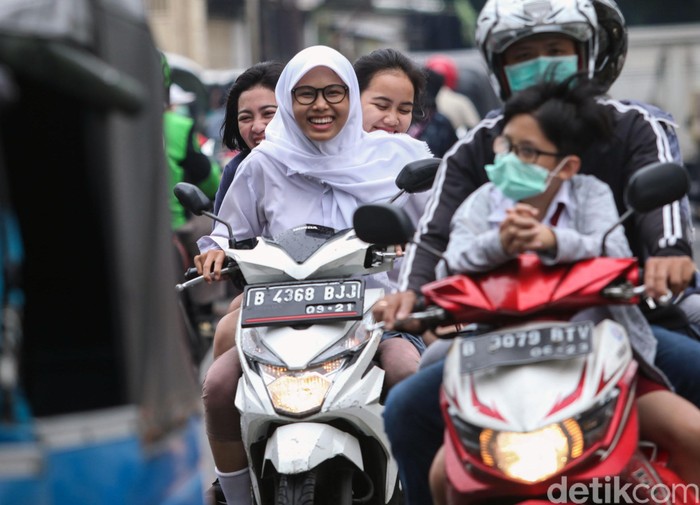 Aksi tak terpuji dan berbahaya dilakukan oleh sejumlah pelajar di Petojo, Jakarta. Para pelajar itu tak kenakan helm hingga bonceng tiga saat melintas di jalan.