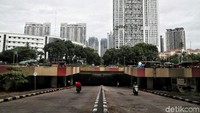 Sejumlah kendaraan tampak melintasi Underpass Kemayoran yang telah surut dari banjir, Selasa (4/2/2020).