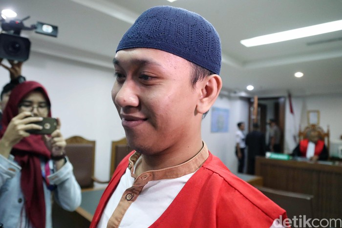 Senyum Pria Ancam Penggal Jokowi di Sidang Tuntutan Sidang tuntutan terdakwa Hermawan Susanto yang mengancam akan memenggal kepala Presiden Joko Widodo (Jokowi) ditunda hari ini.