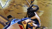 Honda CRF1100L Africa Twin Adventure Sports hadir dengan warna Tricolor, kombinasi merah, putih, dan biru. 