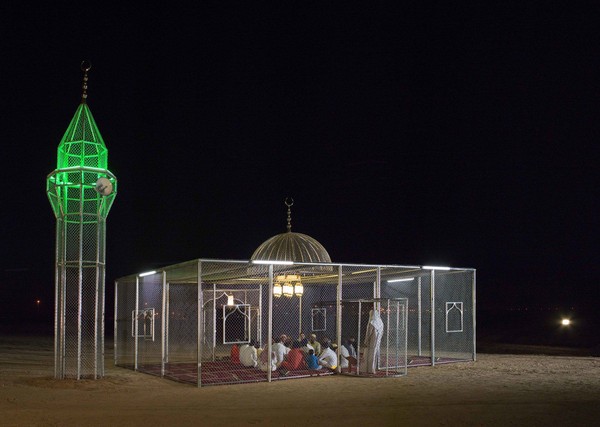 Di tahun 2018 lalu, Gharem mengatakan bahwa karya seninya ini bukan tentang agama. Namun lebih menekankan unsur realigius, bagaimana mempraktekannya dan mewakili ideologinya. Maka dia wujudkan dalam masjid yang terpagar namun transparan. (dok Ajlan Gharem) Di tahun 2018 lalu, Gharem mengatakan bahwa karya seninya ini bukan tentang agama. Namun lebih menekankan unsur realigius, bagaimana mempraktekannya dan mewakili ideologinya. Maka dia wujudkan dalam masjid yang terpagar namun transparan. (dok Ajlan Gharem)