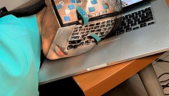 Setelah itu, ia pun mulai melukis wajahnya sendiri karena menurutnya wajah adalah bagian tubuh yang paling sensitif untuk menyalurkan emosi. Foto: Instagram/Dain Yoon