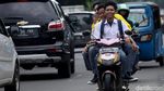 Bandel! Aksi Pelajar Bonceng Tiga hingga Tak Pakai Helm di Jalan