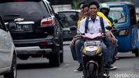 Minimnya pengawasan dari polisi lalu lintas membuat para pelajar tak takut untuk melanggar peraturan lalu lintas tersebut.