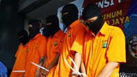 Lima pelaku pencurian itu dihadirkan dengan memakai penutup wajah. Tangannya juga diikat kabel ties.