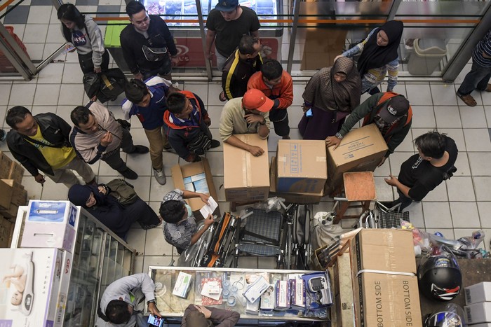 Pedagang merapikan masker di Pasar Pramuka, Jakarta, Selasa (4/2/2020). Menurut keterangan pedagang, harga masker di pasar Pramuka mengalami kenaikan yang semula dihargai Rp195.000 hingga ribu Rp250.000 per box naik menjadi Rp1.700.000 tergantung merek, karena mewabahnya virus corona di sejumlah negara. ANTARA FOTO/Galih Pradipta/hp.