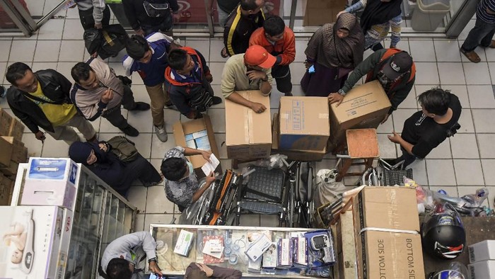 PENJUALAN MASKER MENINGKAT DI JAKARTA Pedagang merapikan masker di Pasar Pramuka, Jakarta, Selasa (4/2/2020). Menurut keterangan pedagang, harga masker di pasar Pramuka mengalami kenaikan yang semula dihargai Rp195.000 hingga ribu Rp250.000 per box naik menjadi Rp1.700.000 tergantung merek, karena mewabahnya virus corona di sejumlah negara. ANTARA FOTO/Galih Pradipta/hp.