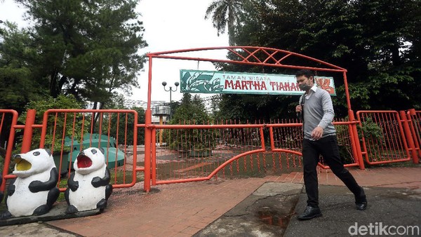 Tapi sayang, Taman Martha Tiahahu rusak. Fasilitas yang dimiliki seperti bangku, kolam air mancur, dan lampu taman tak terawat. ( Rengga Sancaya/detikTravel) Tapi sayang, Taman Martha Tiahahu rusak. Fasilitas yang dimiliki seperti bangku, kolam air mancur, dan lampu taman tak terawat. ( Rengga Sancaya/detikTravel)