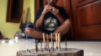 Kerajinan tangan unik tersebut telah dibuat oleh Hendri sejak tahun 2006 silam. Dan, hingga kini hobinya itu telah membuahkan hasil bahkan sampai tembus pasar Internasional. 