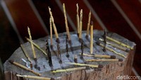 Patung-patung ukir mini buatan Hendri ini kerap dibuat dengan menonjolkan ciri khas Indonesia seperti miniatur Tanimbar dan patung Asmat.