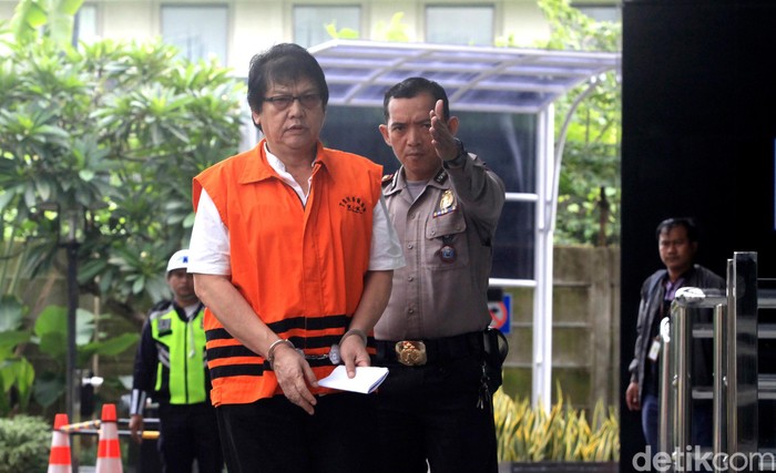 KPK Periksa Eks Pejabat Pemkot Bandung Eks Kepala Dinas Pengelolaan Keuangan dan Aset Daerah Kota Bandung, Herry Nurhayat diperiksa KPK. Ia diperiksa terkait suap pengadaan RTH Kota Bandung pada 2012
