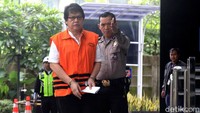 Mantan Kepala Dinas Pengelolaan Keuangan dan Aset Daerah Kota Bandung, Herry Nurhayat menjalani pemeriksaan di gedung KPK, Jakarta, Selasa (4/2/2020).
