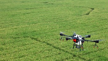 Beratnya 18,5 kg tanpa baterai dengan jangkauan kendali sampai 3 km (DJI)