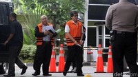 Selain Herry Nurhayat, KPK juga memeriksa Judi Tetrahastoto untuk kasus yang berbeda. Judi diperiksa KPK terkait kasus suap proyek infrastruktur yang menyeret Bupati Sidoarjo, Saiful Ilah.