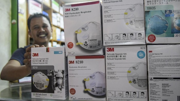 PENJUALAN MASKER MENINGKAT DI JAKARTA Pedagang merapikan masker di Pasar Pramuka, Jakarta, Selasa (4/2/2020). Menurut keterangan pedagang, harga masker di pasar Pramuka mengalami kenaikan yang semula dihargai Rp195.000 hingga ribu Rp250.000 per box naik menjadi Rp1.700.000 tergantung merek, karena mewabahnya virus corona di sejumlah negara. ANTARA FOTO/Galih Pradipta/hp.
