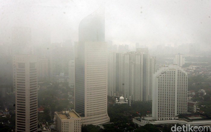 Kabut Selimuti Gedung Pencakar Langit di Jakarta Hujan yang mengguyur wilayah Jakarta membuat gedung pencakar langit di ibu kota tertutup kabut. Berikut potretnya.