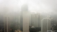 Hujan yang terus mengguyur wilayah Jakarta membuat gedung pencakar langit di ibu kota diselimuti kabut, Selasa (4/2/2020).