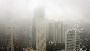 Kabut Selimuti Gedung Pencakar Langit di Jakarta