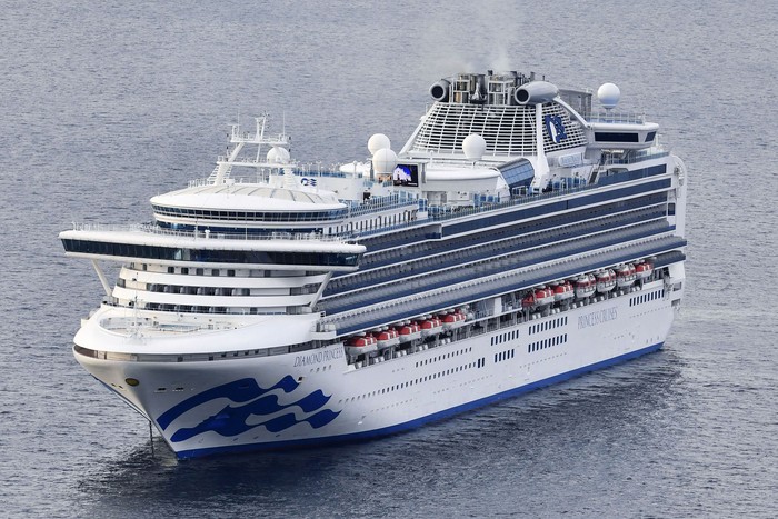 Kapal pesiar Diamond Princess A cruise ship Diamond Princess anchors off the Yokohama Port upon arrival in Yokohama, near Tokyo Tuesday, Feb. 4, 2020. A person who was a passenger on the Japanese-operated cruise ship has tested positive for a new virus after leaving the ship in Hong Kong on Jan. 25. The ship returned to Yokohama carrying 3,000 passengers and crew members after making port calls in Vietnam, Taiwan and Okinawa. A team of quarantine officials and medical staff boarded the ship on Monday night and began medical checks of everyone on board, a health ministry official said on condition of anonymity, citing department rules. (Kyodo News via AP)