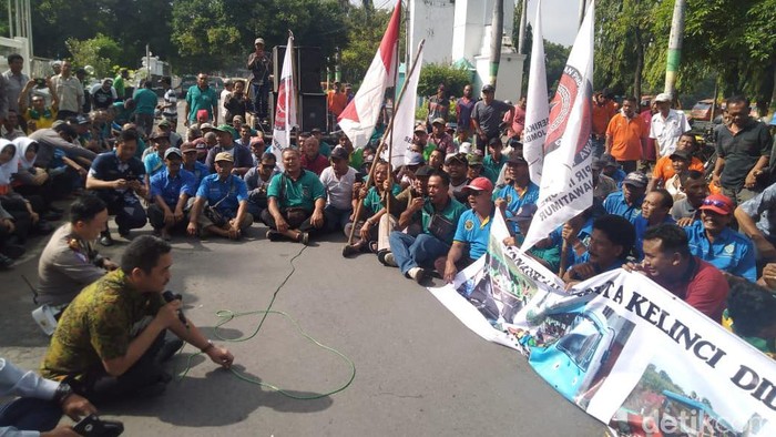 Puluhan Sopir Angkutan Umum Demo Bupati Jombang