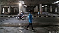 Sejumlah kendaraan tersebut melewati underpass ini, baik yang mengarah dari Rumah Susun Conver Kemayoran menuju ke arah Sekolah Internasional Gadhi Memorial maupun sebaliknya. Kondisi lalu lintas kendaraan di sini nampak ramai lancar.