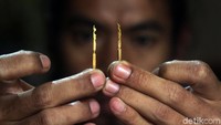 Dalam satu hari Hendri dapat membuat 6 hingga 10 patung ukir mini. Produksi patung ukir itu juga tergantung pemesanan.