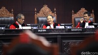 Mahkamah Konstitusi (MK) menggelar sidang gugatan yang diajukan oleh Mahasiswa UKI Jakarta terkait lampu sepeda motor wajib dinyalakan di siang hari. Dalam persidangan hakim mengoreksi dokumen gugatan yang diajukan.