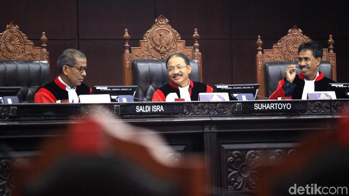 MK menggelar sidang gugatan yang diajukan Mahasiswa UKI Jakarta soal lampu motor wajib dinyalakan di siang hari. Salah satu pemohon malah tidak punya SIM.