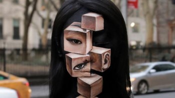 Makeup ilusi yang keren dan bikin pusing ini adalah karya Dain Yoon. Foto: Instagram/Dain Yoon