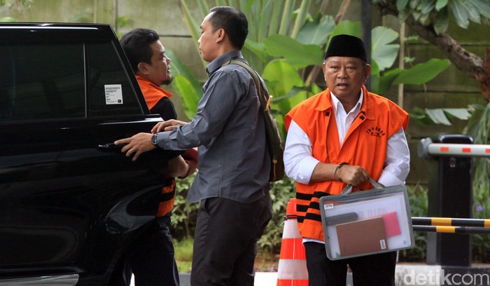 KPK Ambil Sampel Suara Bupati Sidoarjo Nonaktif Bupati Sidoarjo nonaktif Saiful Ilah kembali diperiksa KPK. Kali ini KPK mengambil sampel suara Saiful terkait kasus korupsi yang menjeratnya.